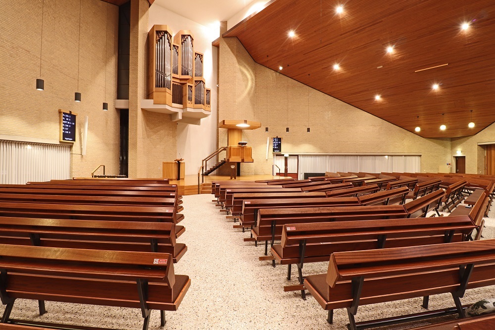 Foto: interieur 'Vredekerk' te Zoetermeer. Het kerkgebouw is onlangs verkocht. Halverwege 2026 hoopt de gemeente de aangekochte Pelgrimskerk te betrekken.